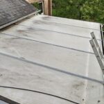 photo Avant le nettoyage de toiture de véranda en polycarbonate remplie de mousse et de lichen