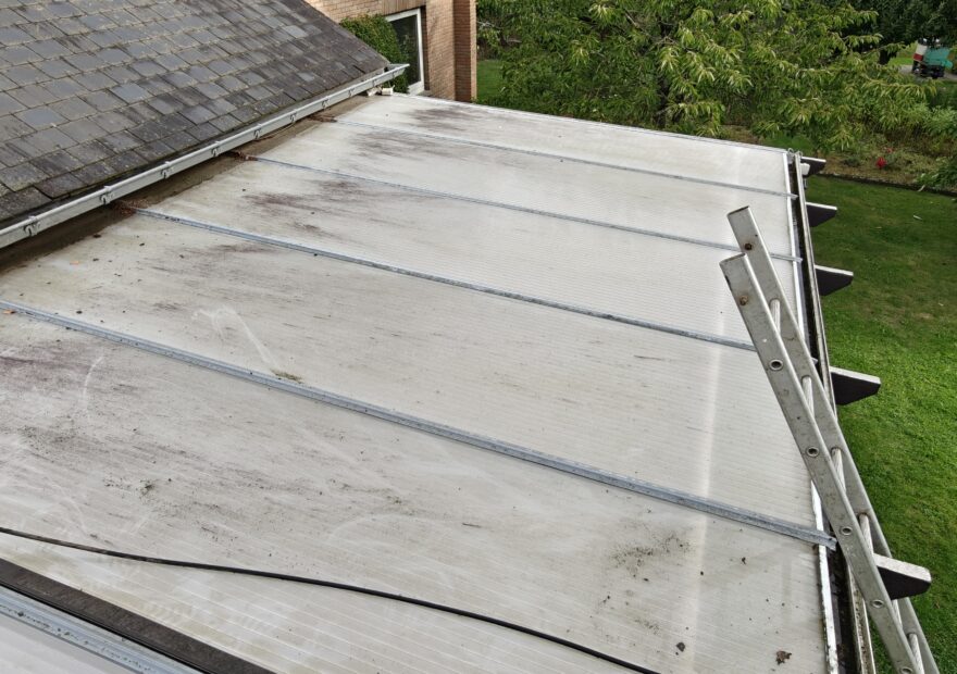photo Avant le nettoyage de toiture de véranda en polycarbonate remplie de mousse et de lichen