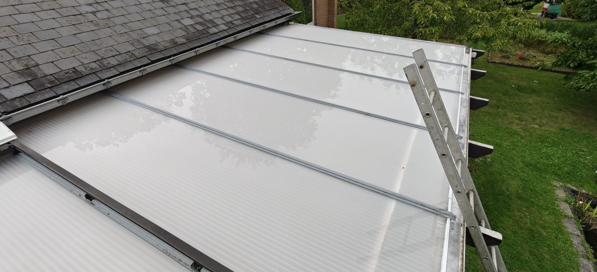 photo après le nettoyage de toiture de véranda en polycarbonate par falco cleaning, resultat comme neuf