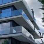 Nettoyage de vitres en hauteur sur un immeuble résidentiel