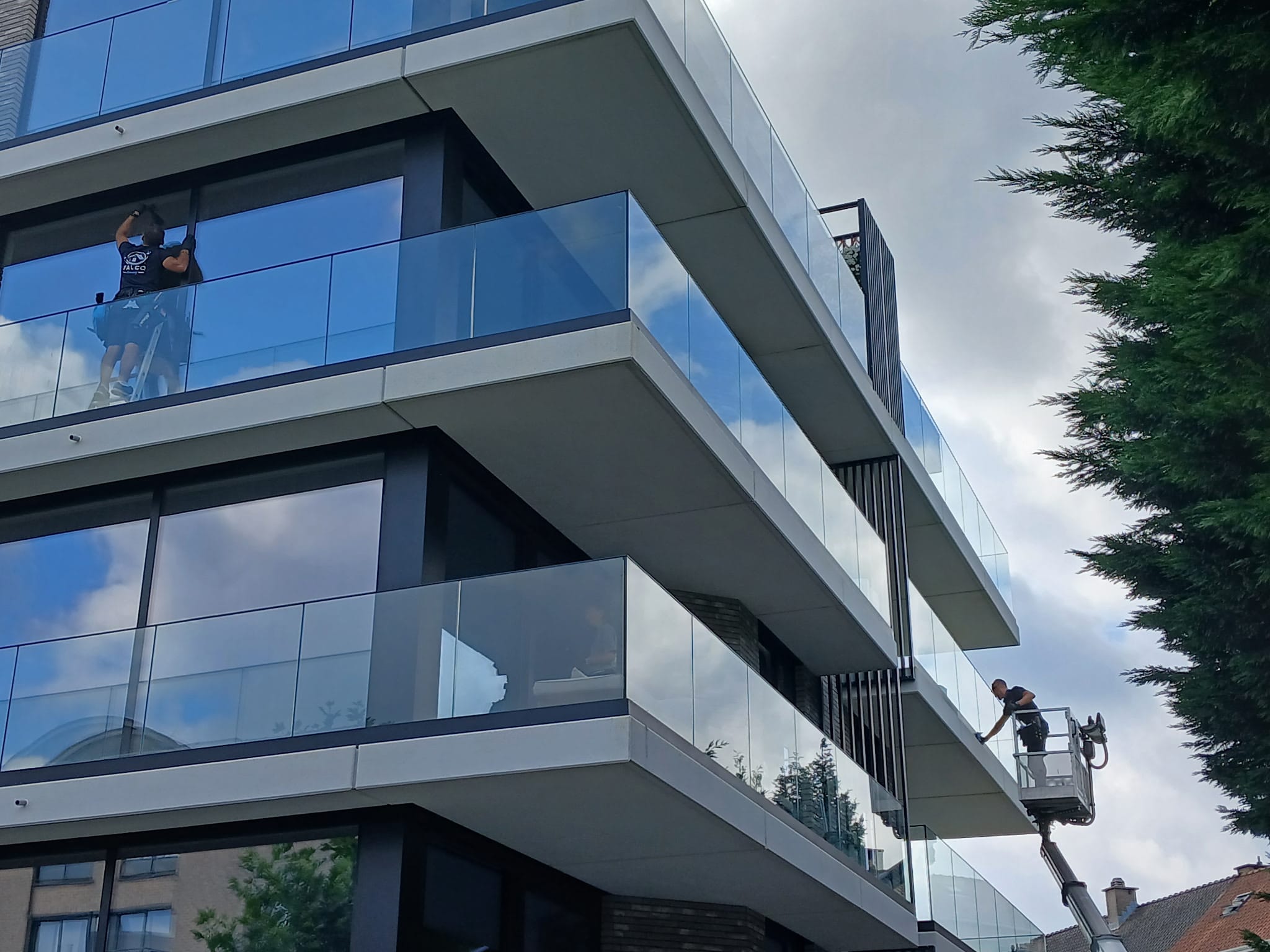 Nettoyage de vitres en hauteur sur un immeuble résidentiel