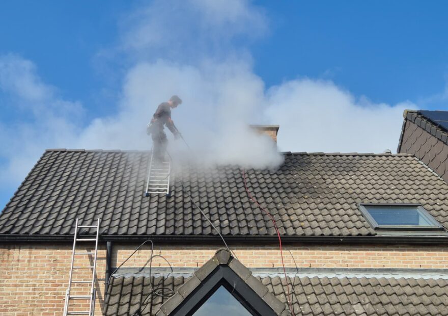 Démoussage de toiture dans le Brabant wallon