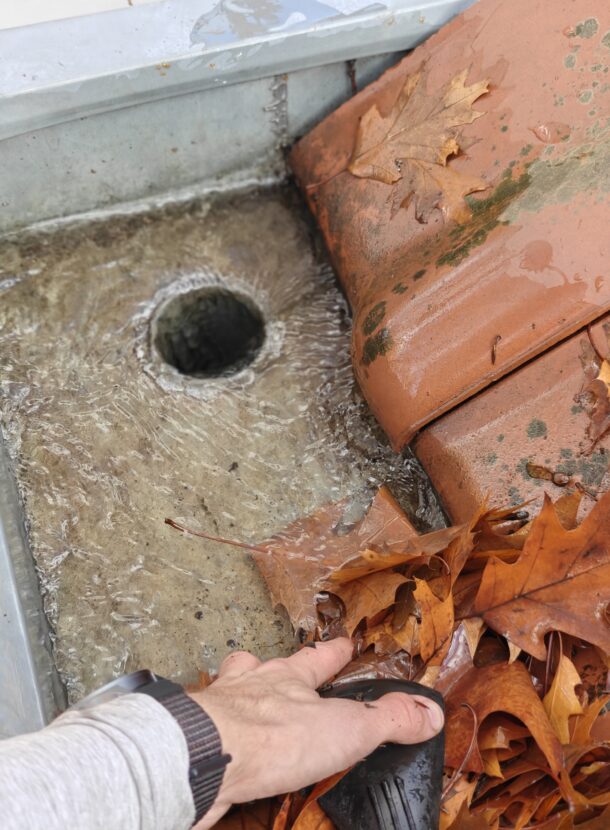 Ecoulement de l'eau d'une gouttière bouchée par des feuilles à Rhode saint genèse