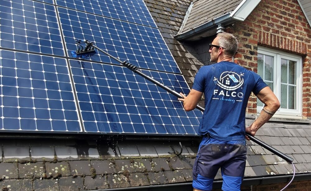 Nettoyage de panneaux solaires par Falco cleaning à l'eau osmosée avec une perche en carbone