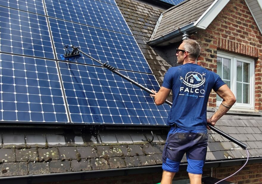 Nettoyage de panneaux solaires par Falco cleaning à l'eau osmosée avec une perche en carbone
