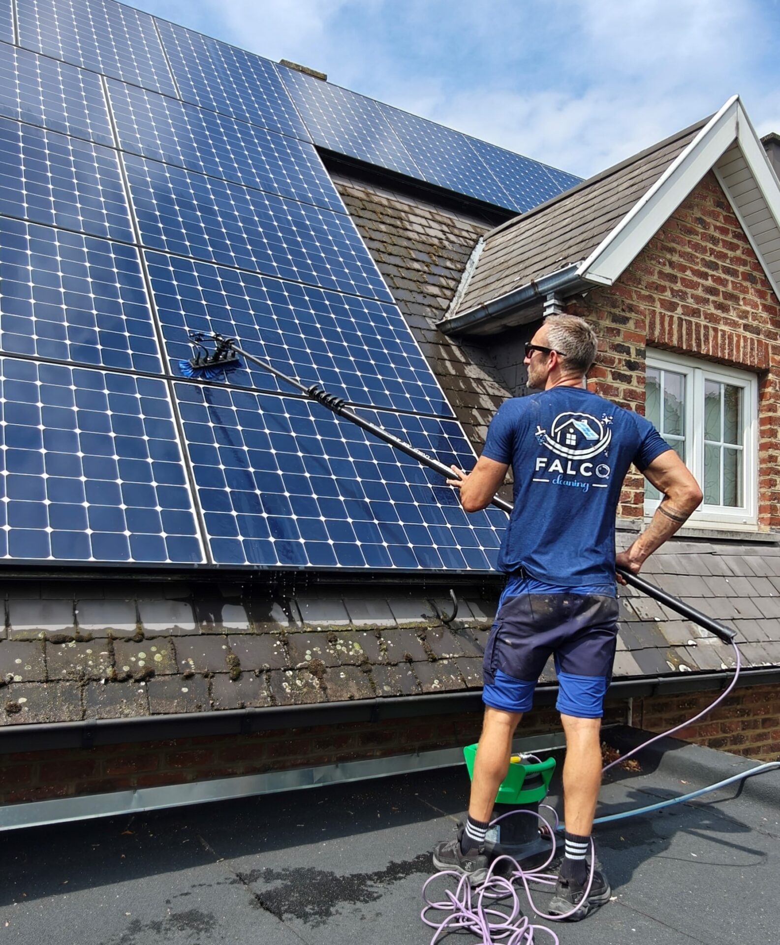 Nettoyage de panneaux solaires par Falco cleaning à l'eau osmosée avec une perche en carbone