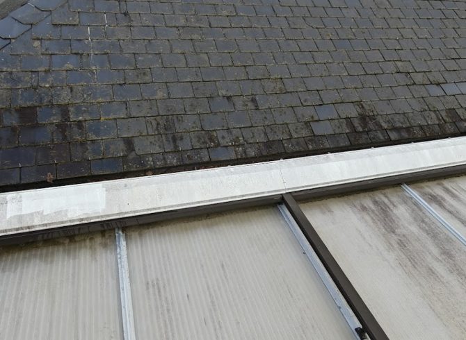 toiture sale en polycarbonate avant nettoyage par falco cleaning à Ohain dans le brabant wallon